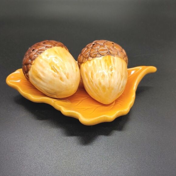 Cracker Barrel acorn salt and pepper shakers - Picture 1 of 4